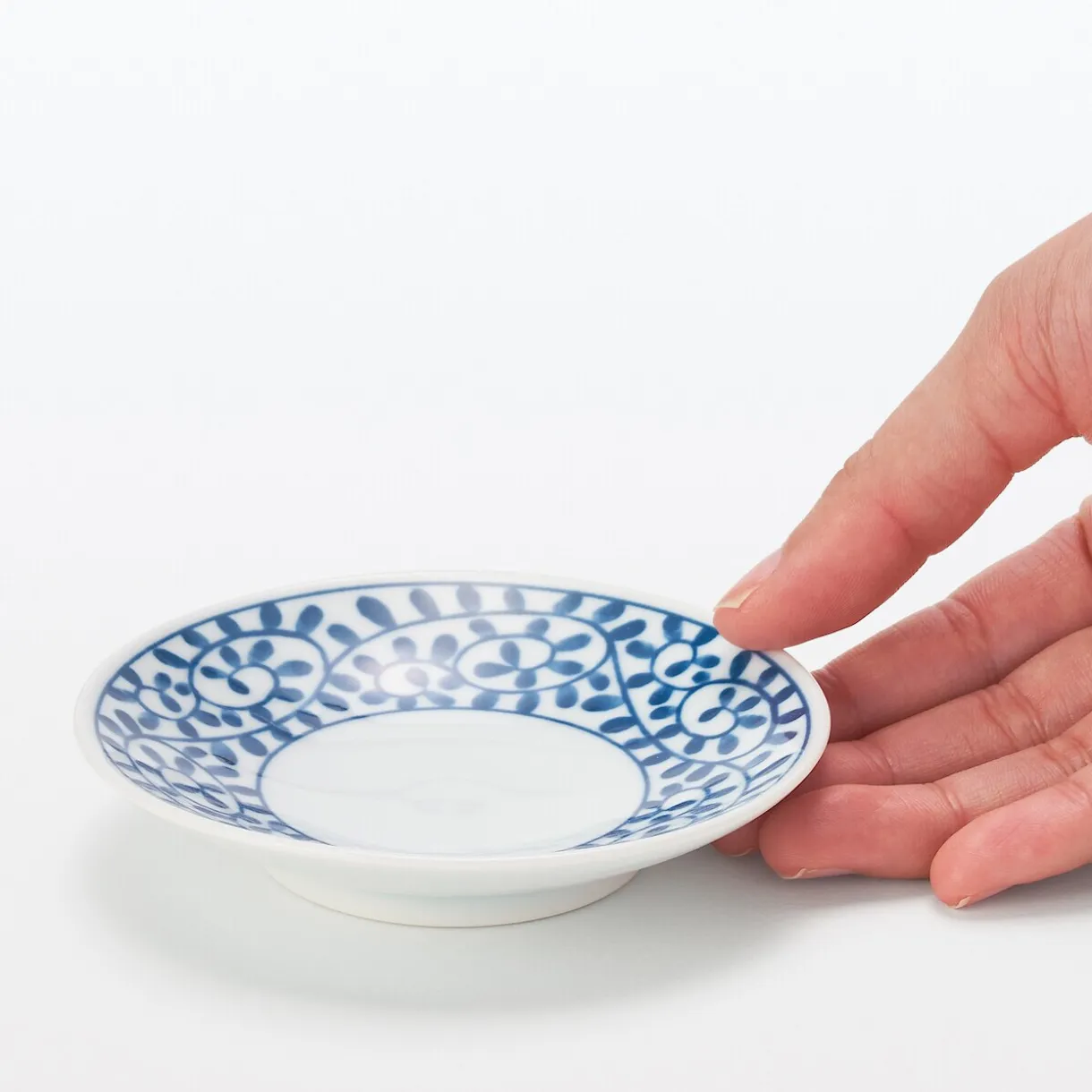 Assiette en porcelaine Hasami ‐ Motifs arabesque