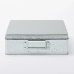 Boîte en fer blanc
