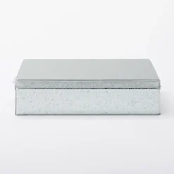 Boîte en fer blanc