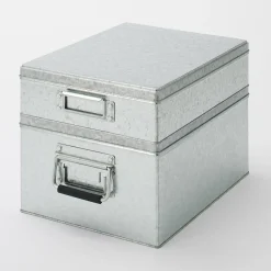 Boîte en fer blanc