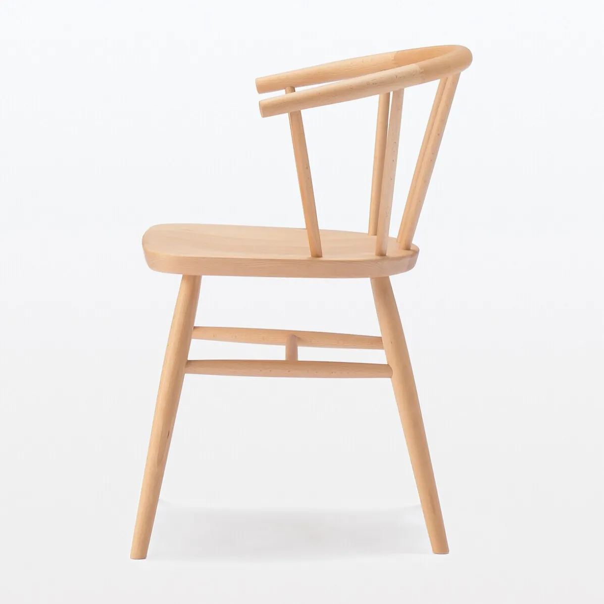 Chaise en hêtre massif à pieds arrondis et accoudoirs