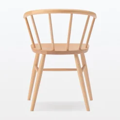 Chaise en hêtre massif à pieds arrondis et accoudoirs