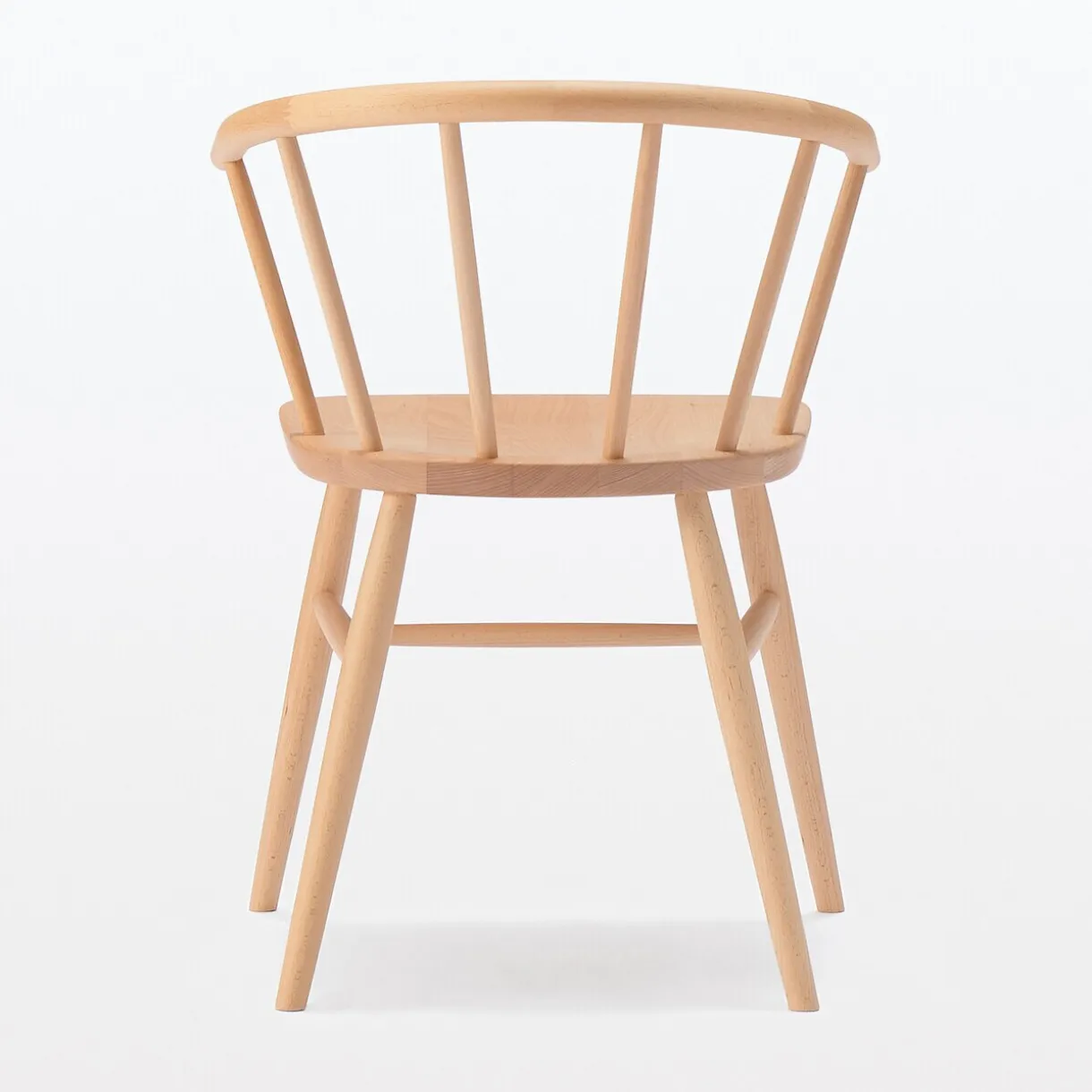 Chaise en hêtre massif à pieds arrondis et accoudoirs