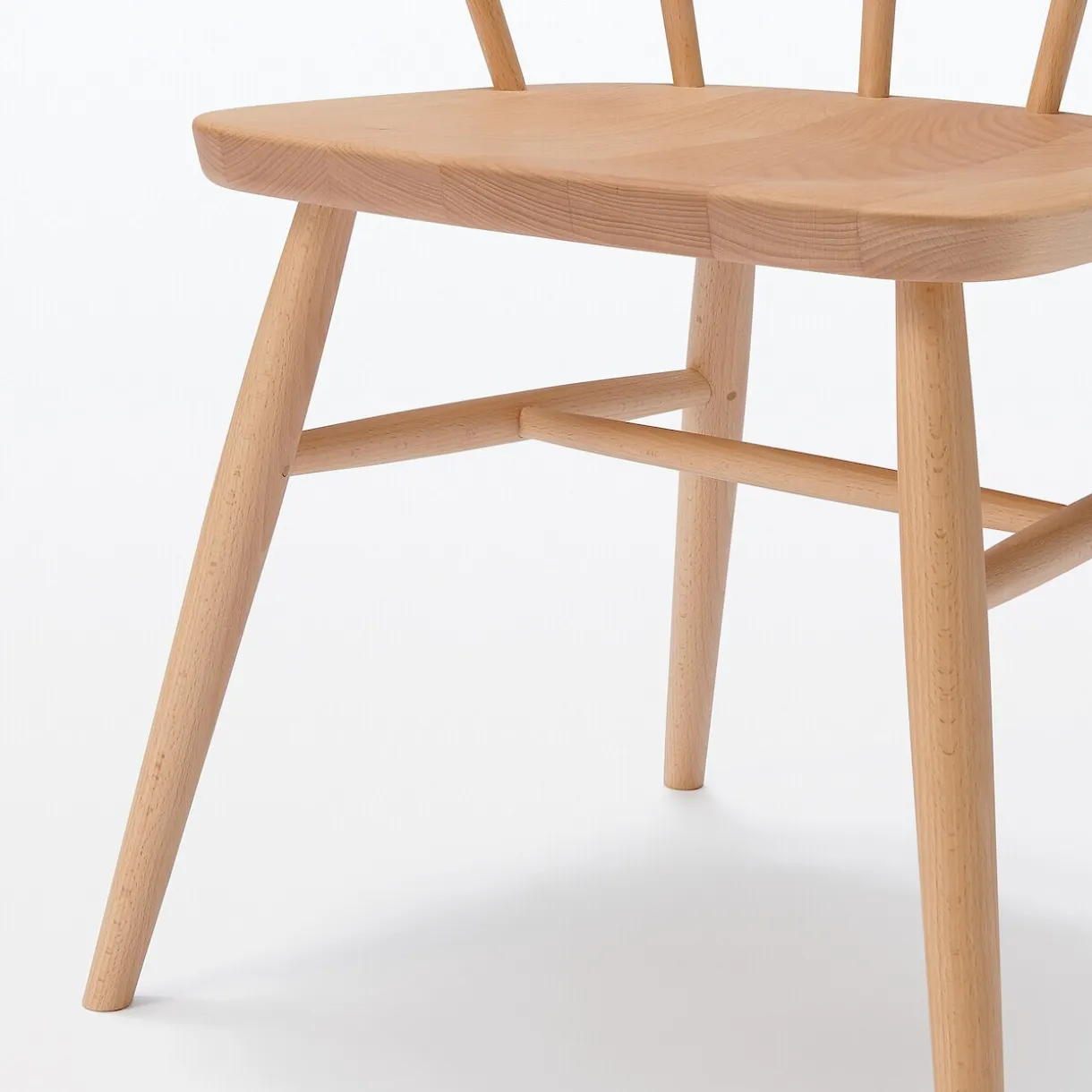 Chaise en hêtre massif à pieds arrondis et accoudoirs