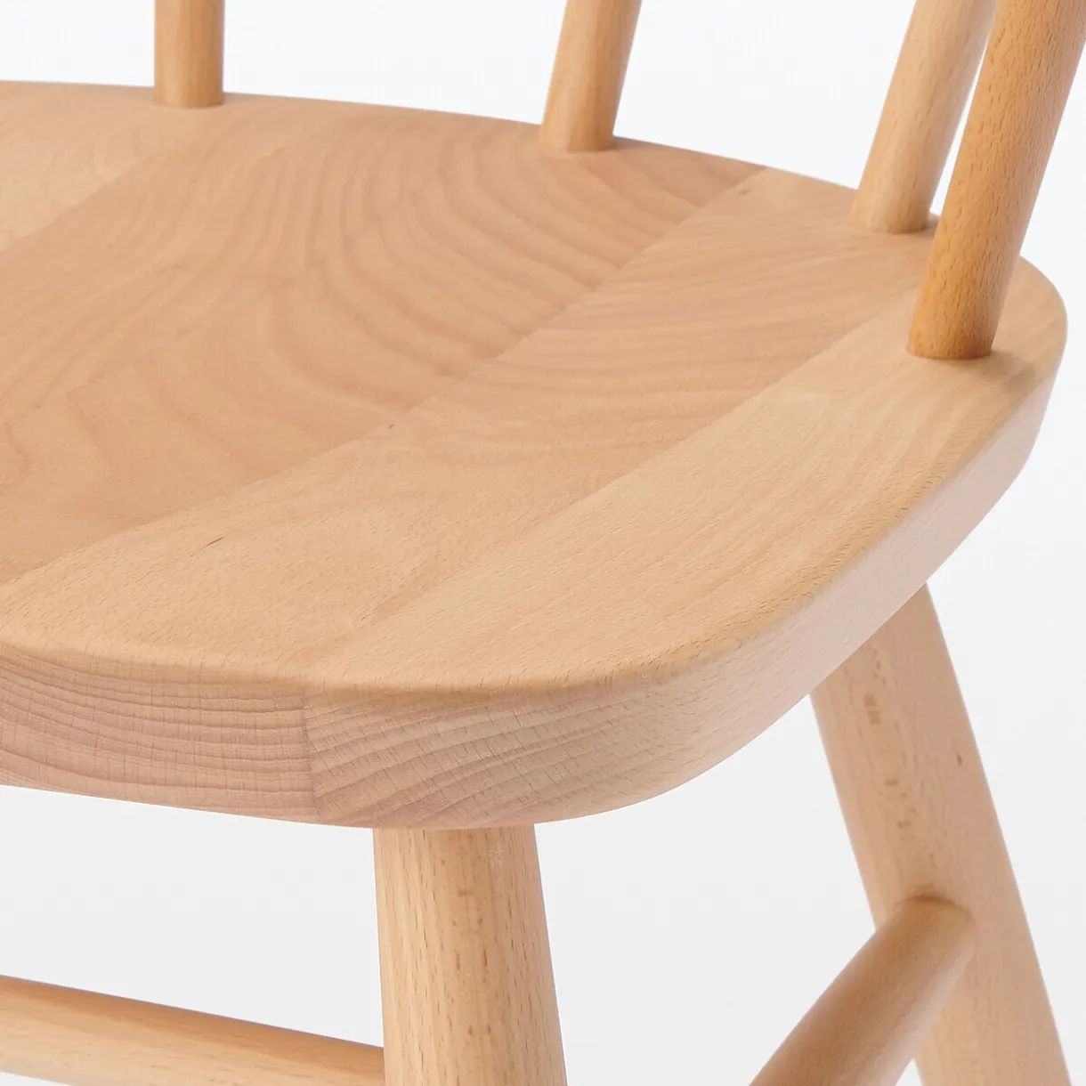 Chaise en hêtre massif à pieds arrondis et accoudoirs
