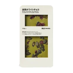 Chocolat blanc avec des canneberges sucrées, des graines de citrouille et du thé vert matcha