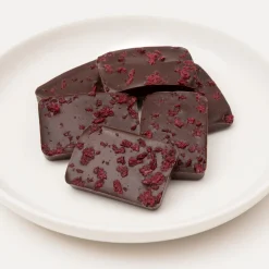 Chocolats noirs fourrés à la framboise et au fruit de la passion