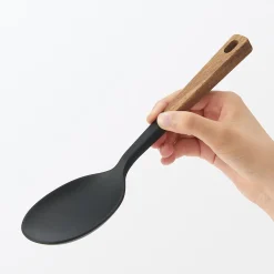 Cuchara de cocina de silicona con mango de madera