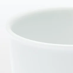 Gobelet en porcelaine blanche