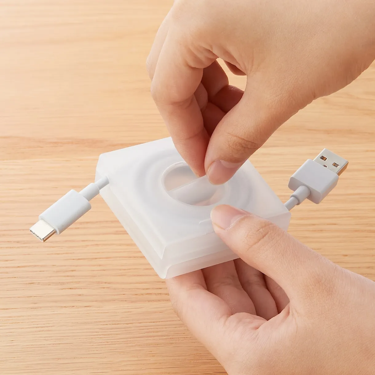 Range câble support smartphone en polypropylène