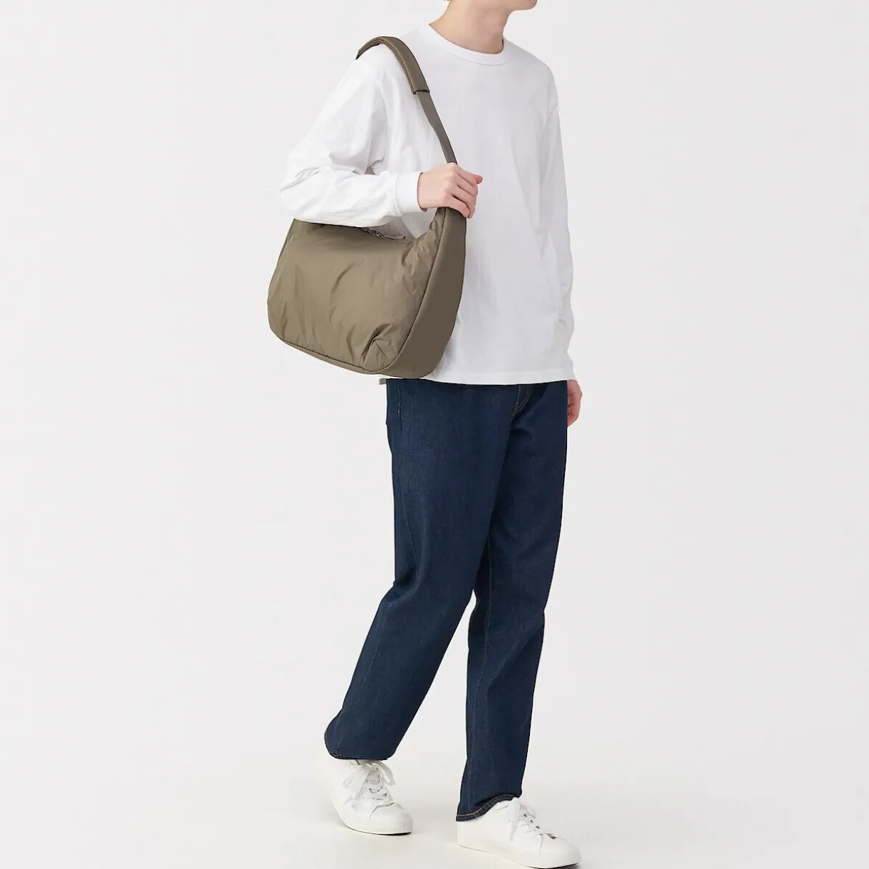 Sac à bandoulière rembourré et déperlant en nylon recyclé