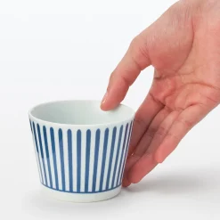 Tasse à saké en porcelaine Hasami - Motif rayures éventail