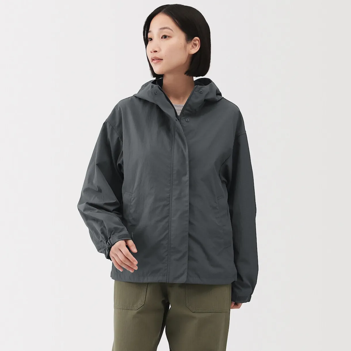 Veste à capuche déperlante et compacte en nylon pour femme