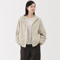Veste à capuche déperlante et compacte en nylon pour femme