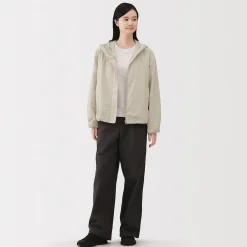 Veste à capuche déperlante et compacte en nylon pour femme