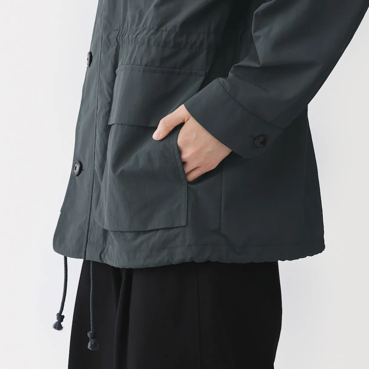 Veste utilitaire en nylon à la teinture naturelle pour femme